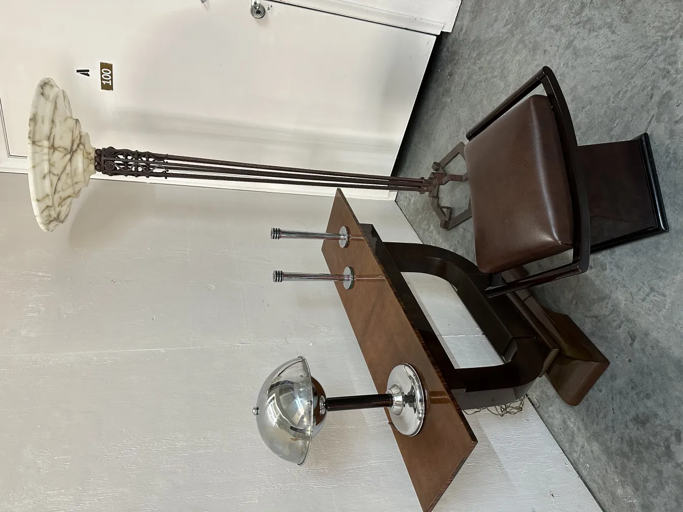 lampara de mesa antigua con base decorativa en un ambiente neutro