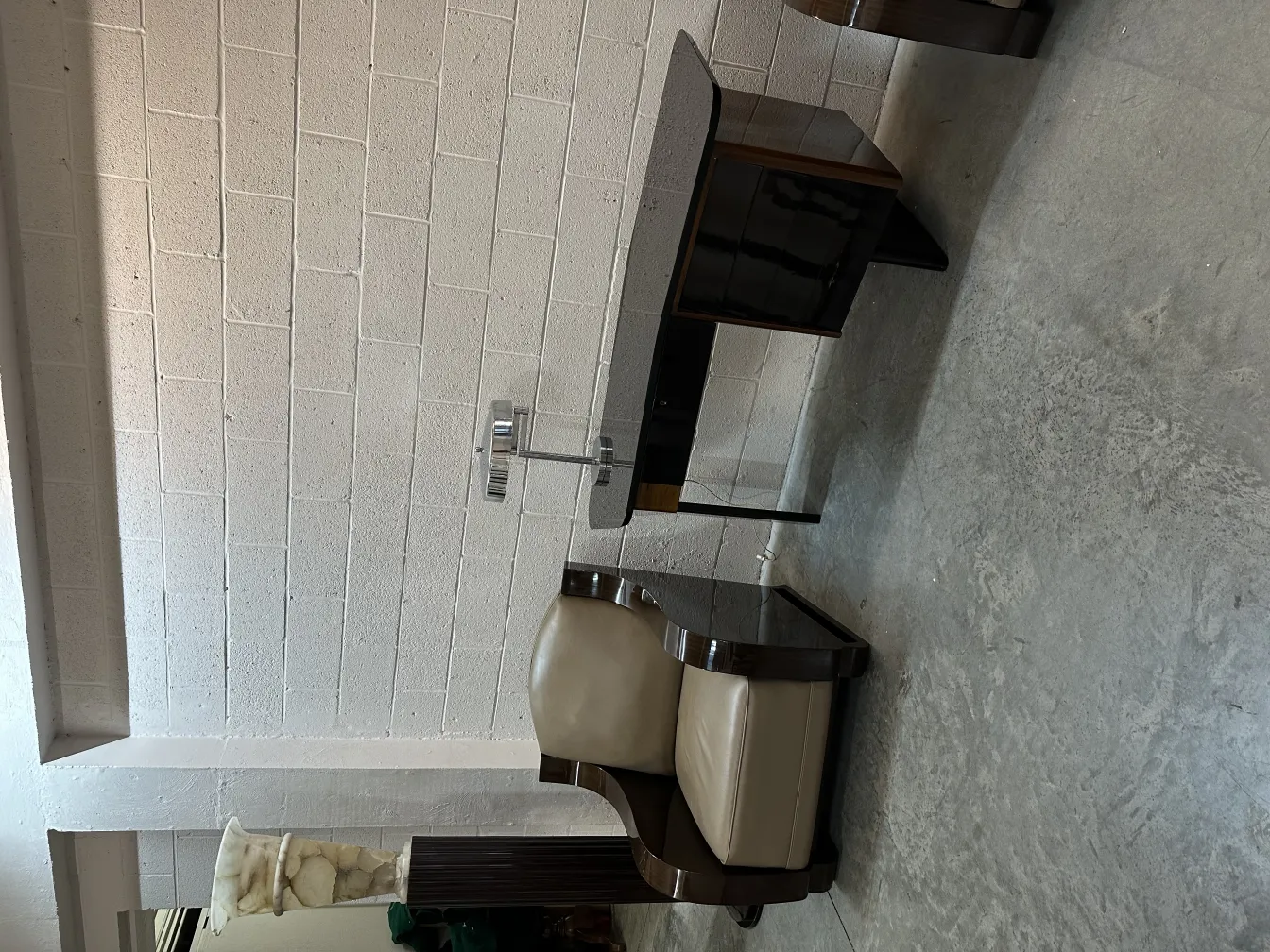 luminária de mesa antiga com base metálica e cúpula clara, ambiente neutro