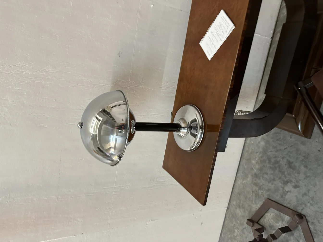 lampe de bureau ancienne avec base brillante dans un cadre élégant