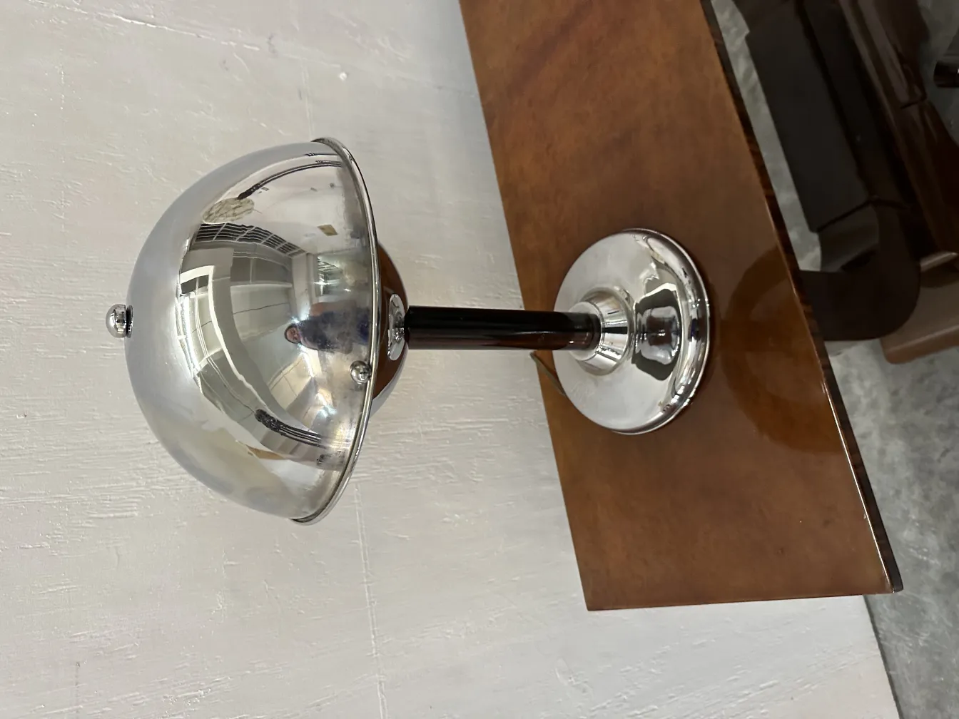 lampada da tavolo antica lucida su tavolo in legno