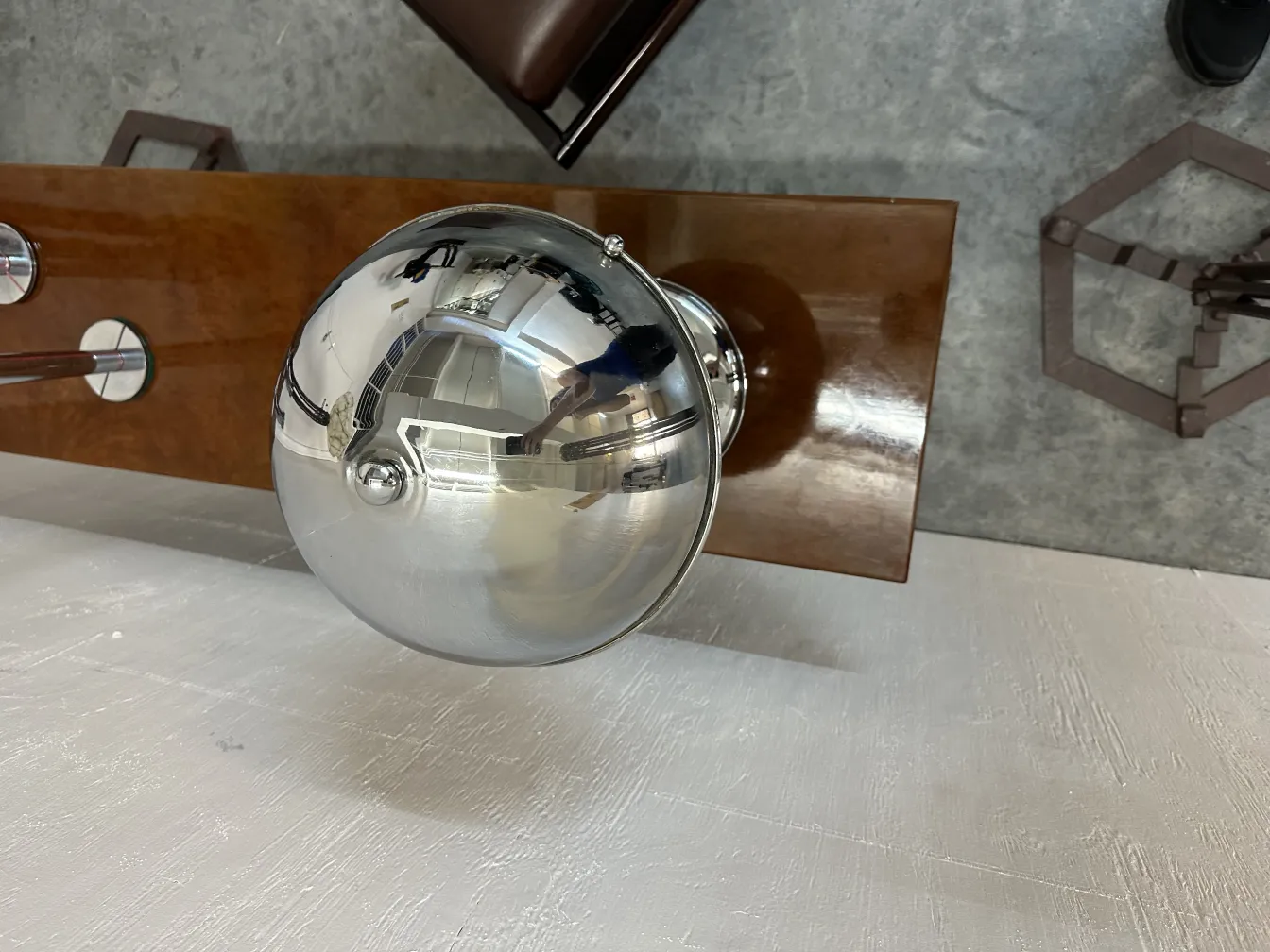 lampada da tavolo antica con base lucida in un ambiente moderno