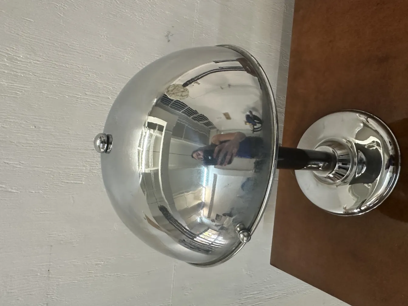 Schimmernde antike Tischlampe mit runder Basis und reflektierendem Schirm.