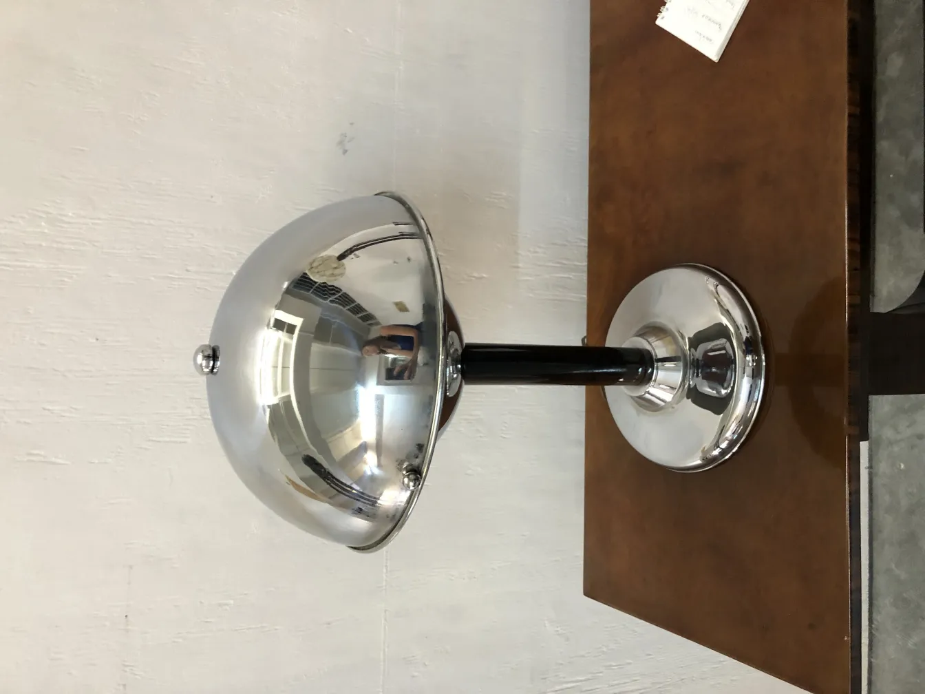 Lampada da tavolo antica lucida con base nera