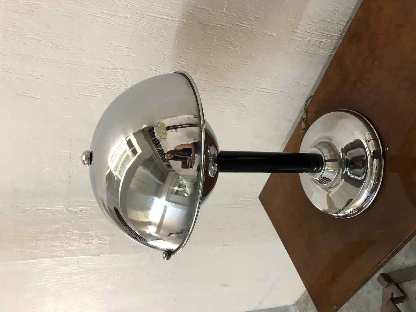 Lampe de bureau ancienne avec base ronde et réflecteurs brillants