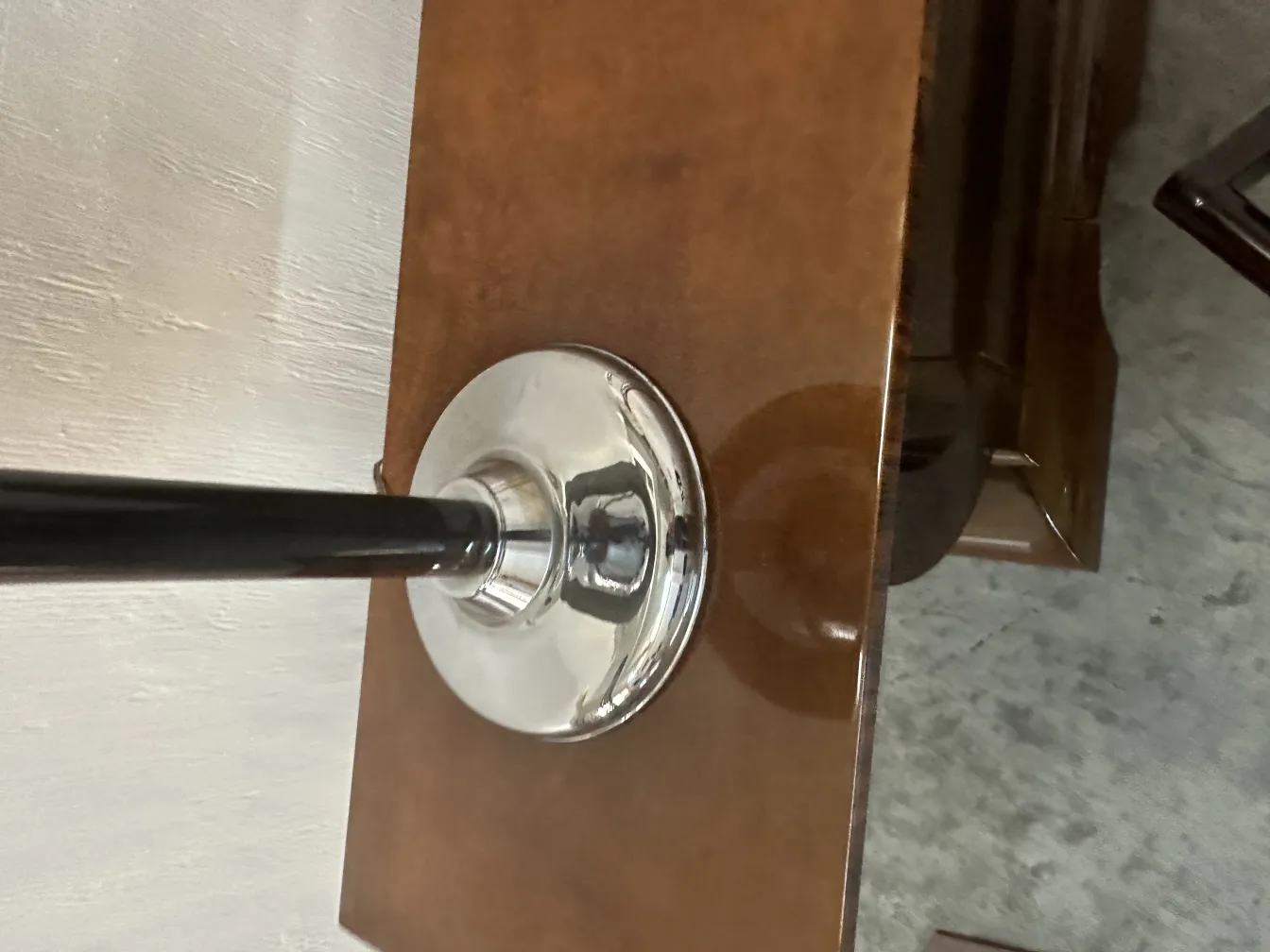 lampada da tavolo antica con base lucida e nera, decorazione elegante