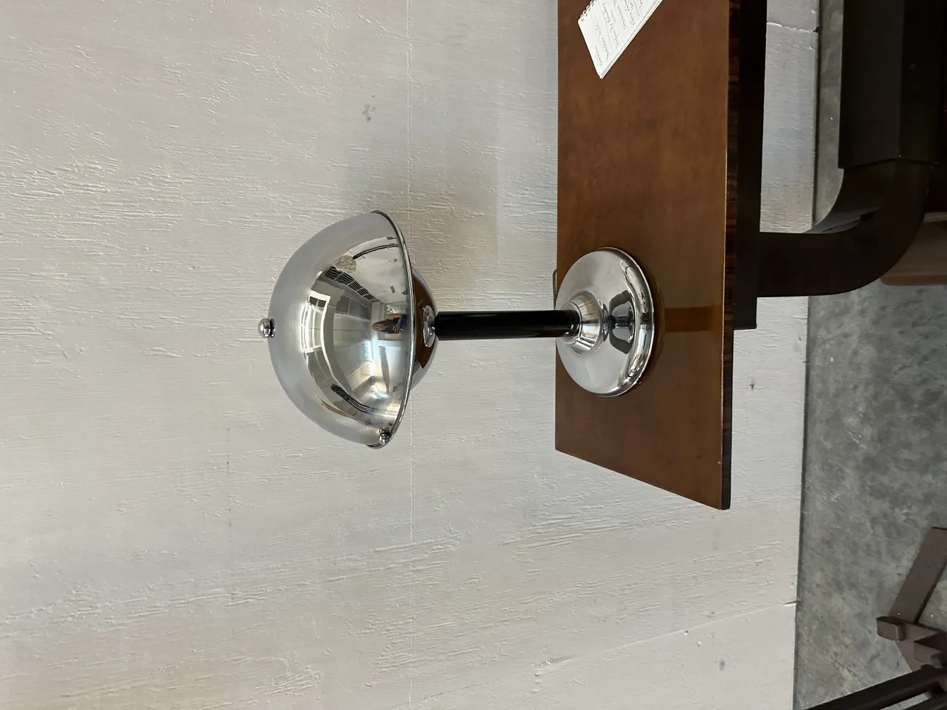 luminária de mesa antiga com base redonda brilhante