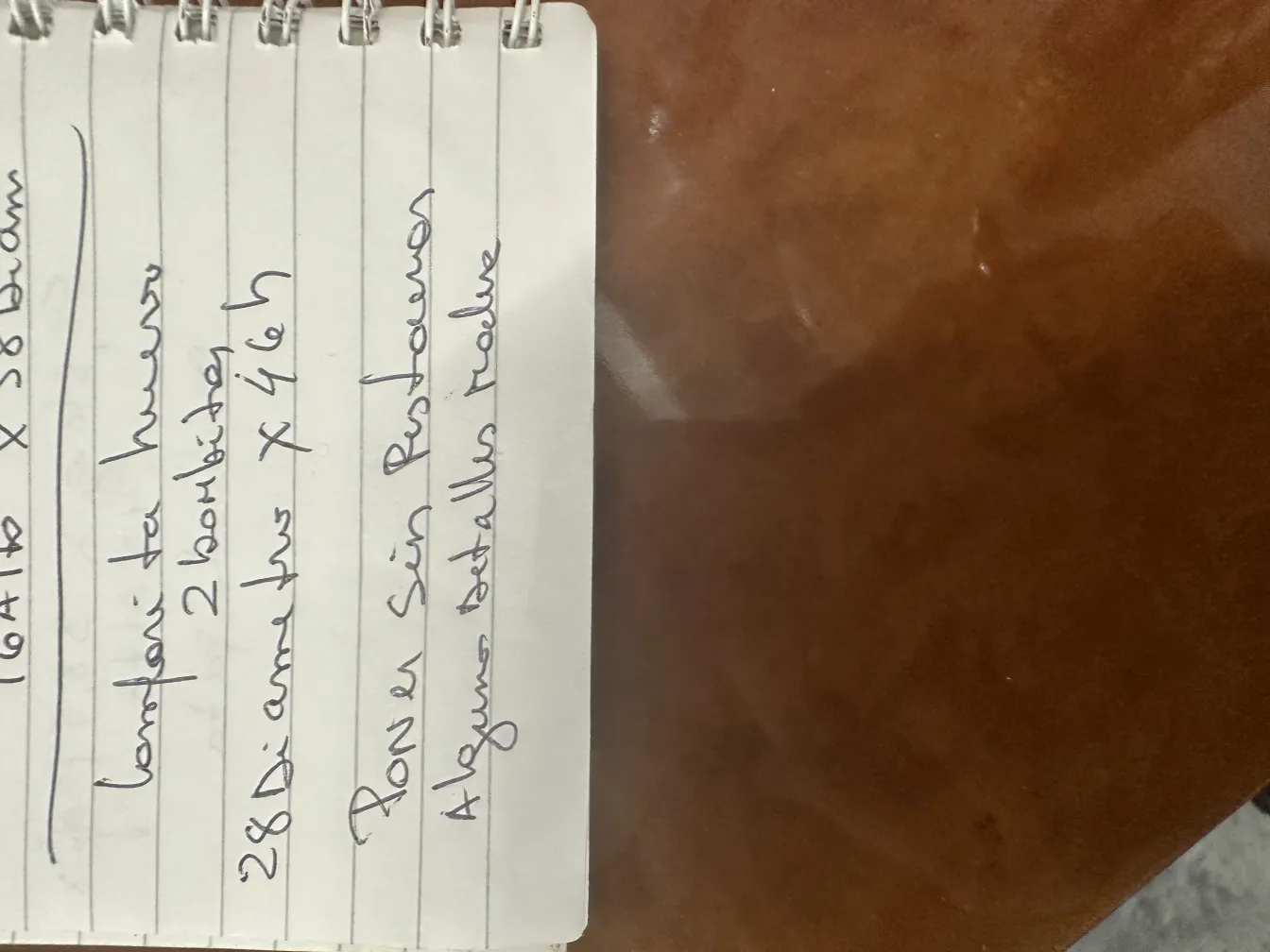 古典檯燈，帶有裝飾基座和透明燈罩。