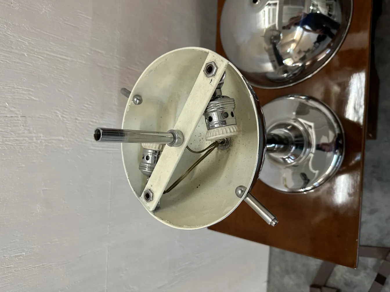 Lampada da tavolo antica con base lucida, atmosfera calda.