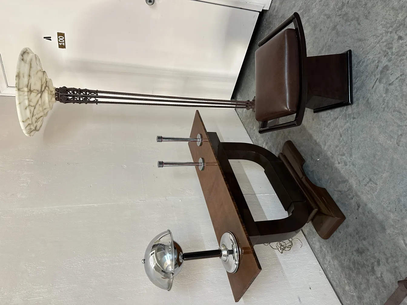 Lampada da tavolo elettrica antica con design classico, elementi decorativi sottili, in un ambiente elegante.