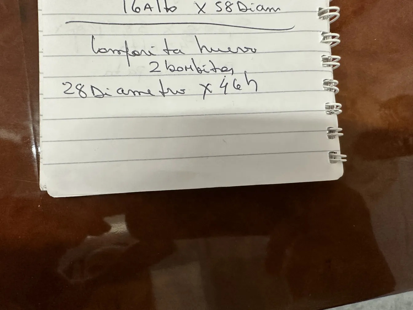 Descrição visual de uma luminária de mesa antiga com lâmpadas