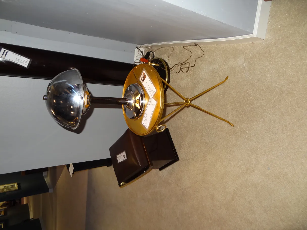 lampada da tavolo antica con base dorata e paralume lucido, ambiente elegante