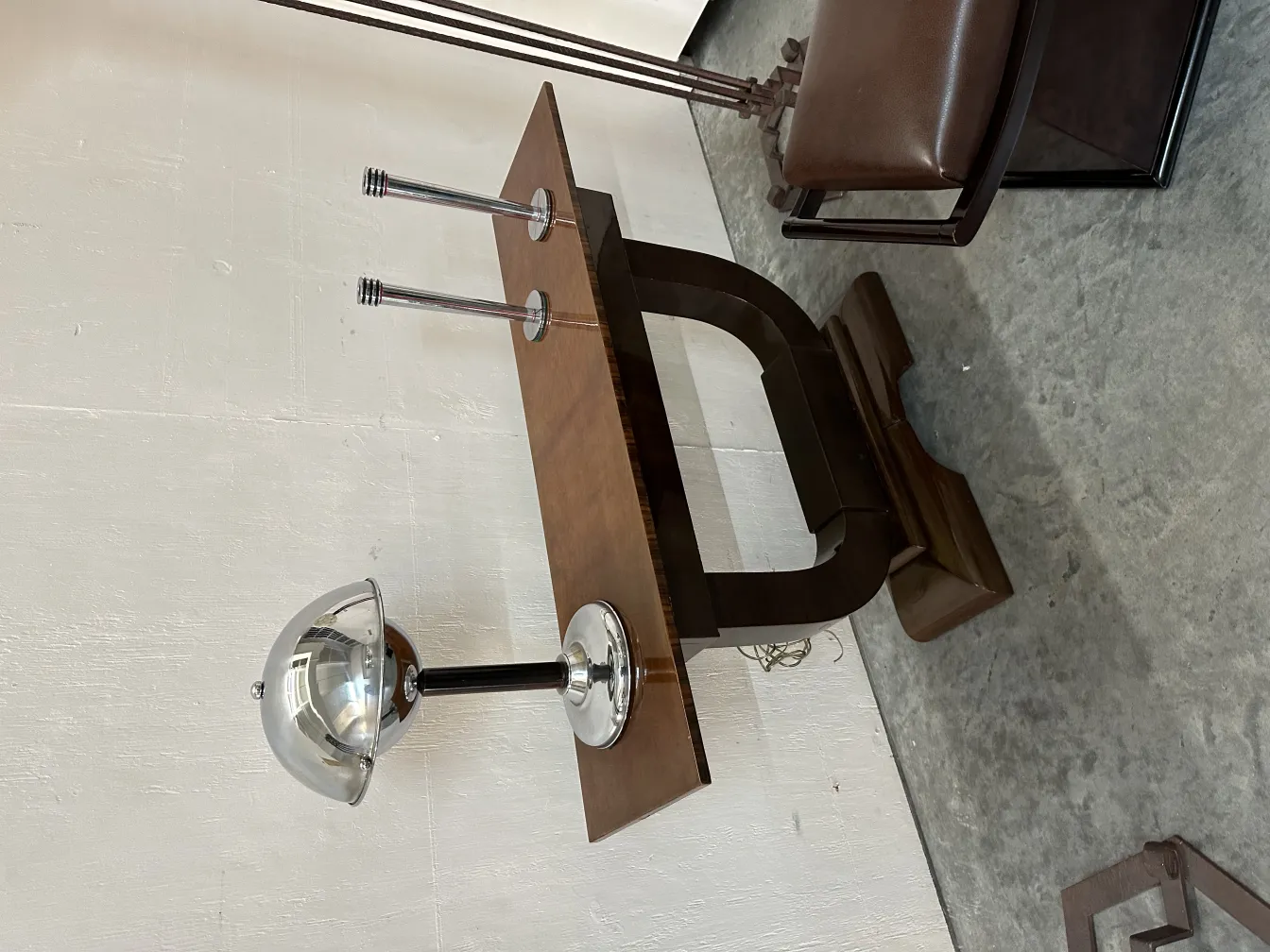 antike Tischlampe mit stilvollem Design in einem modernen Raum mit einem Ledersessel