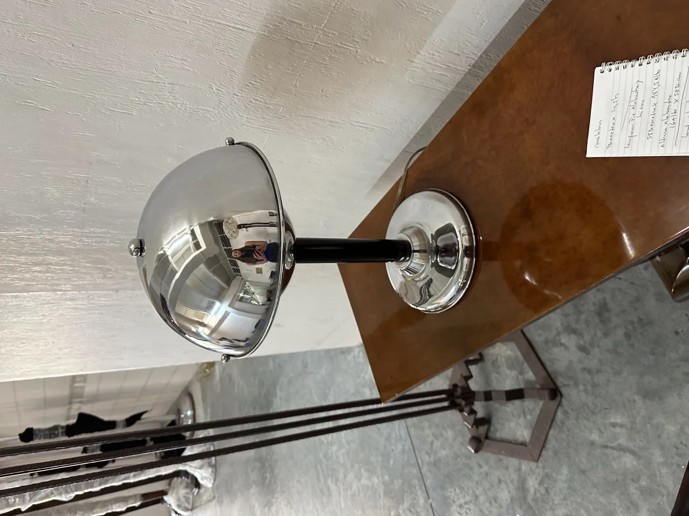 Uma luminária antiga de mesa com acabamento brilhante e reflexivo. Estilo elegante.