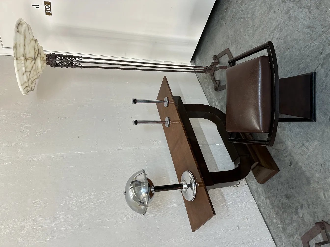 Antica lampada da tavolo con braccio mobile, illuminazione morbida.