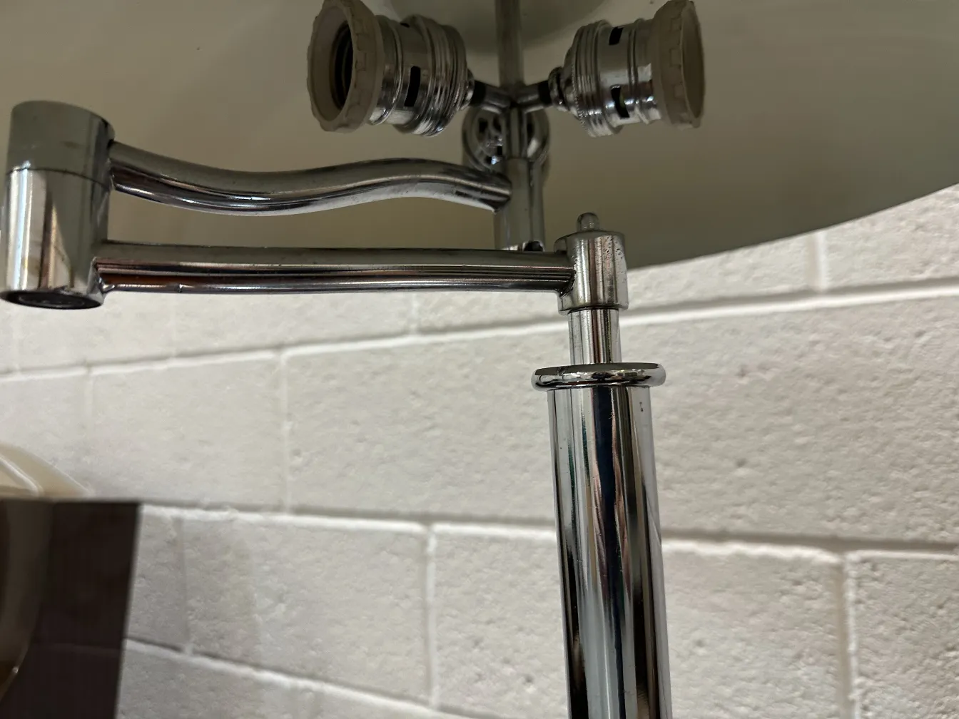 detalhes de uma antiga luminária de mesa com braços metálicos