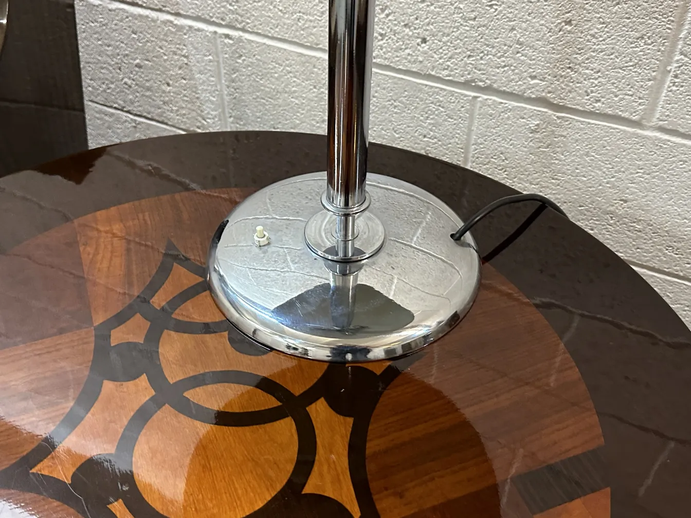 Lámpara de mesa antigua con base cromada y cable visible