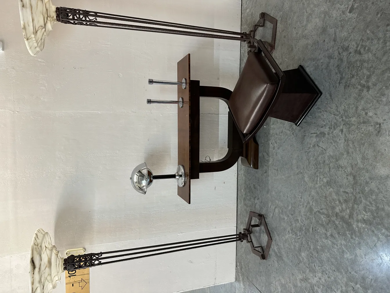 Antiga luminária de mesa com base elegante e luz suave, ideal para decoração de interiores.