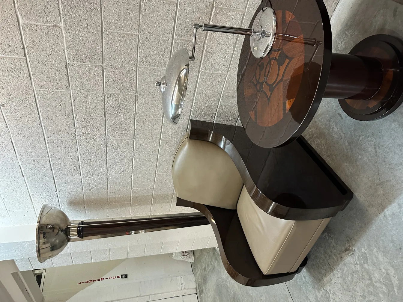 lampada da tavolo antica con design elegante e moderno, accompagnata da un tavolo rotondo