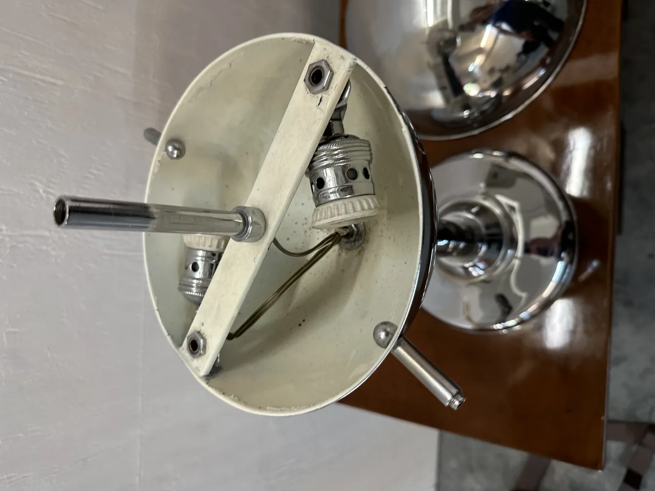 Obenansicht einer antiken Tischlampe mit sichtbaren Innendetails und Fuß.