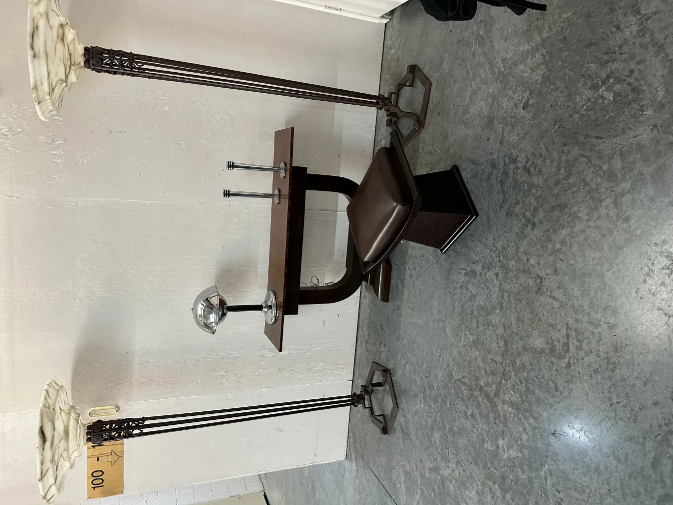 lampara de mesa antigua con base elegante y detalles decorativos, junto a una mesa