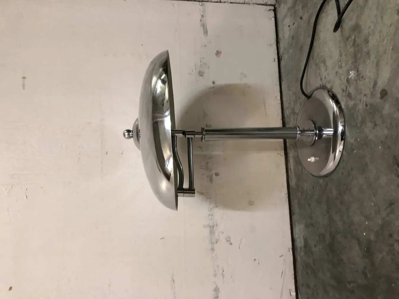 lampe de bureau ancienne avec base brillante sur fond clair