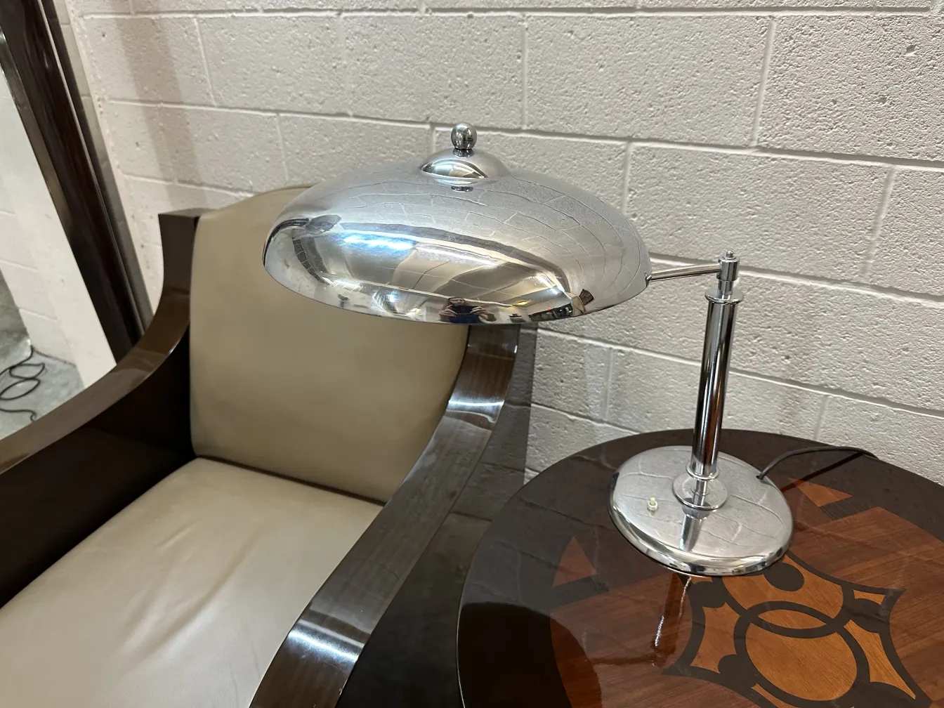 Lámpara de mesa antigua brillante en un entorno elegante