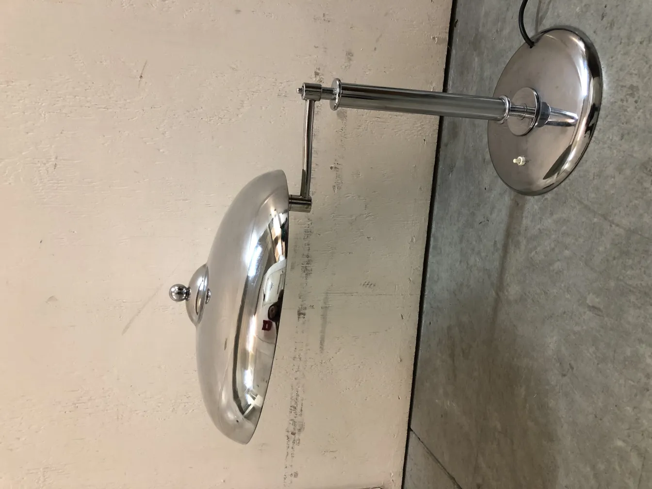 Lampada da tavolo antica con base lucida, stile classico, atmosfera accogliente.