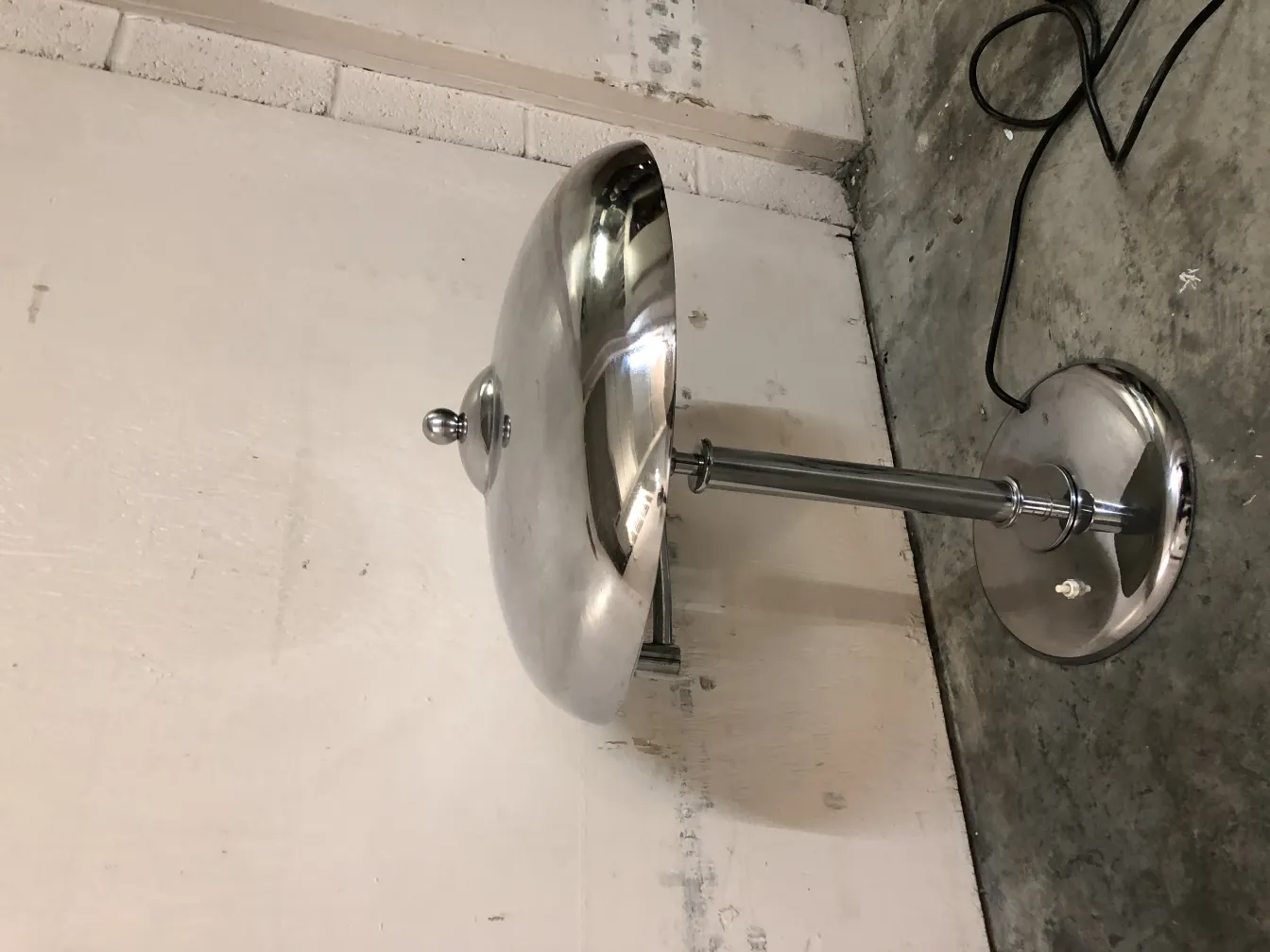 luminária de mesa antiga com acabamento brilhante e base redonda, fundo simples