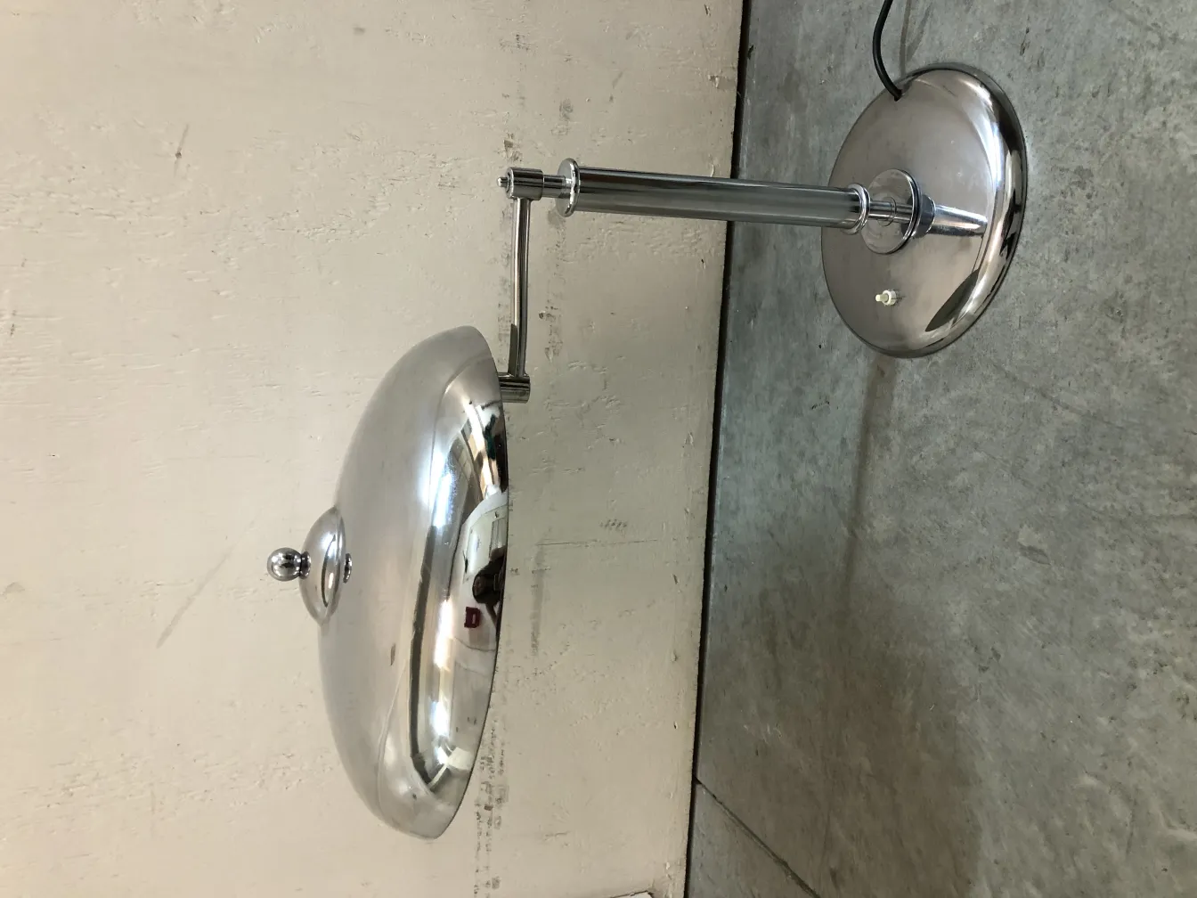 Alte Tischlampe mit runder Basis, elegantes Design