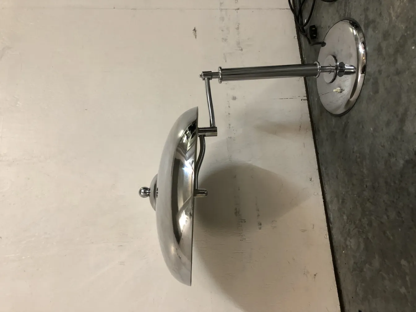 antike tischlampe mit elegantem design und runder basis, neutraler hintergrund