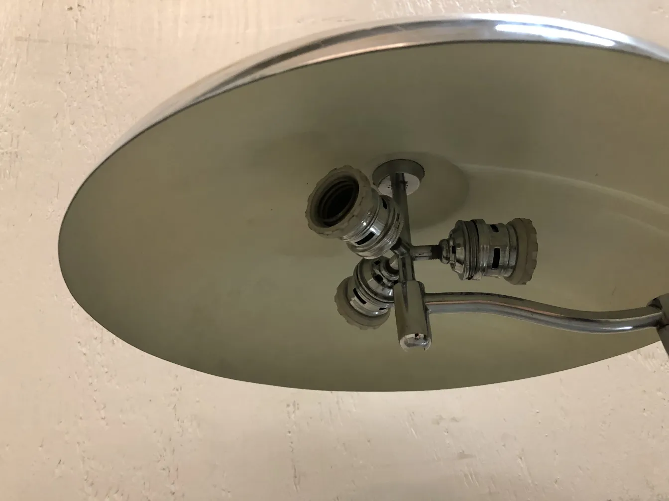 Lampada da tavolo antica con design classico e intricato.