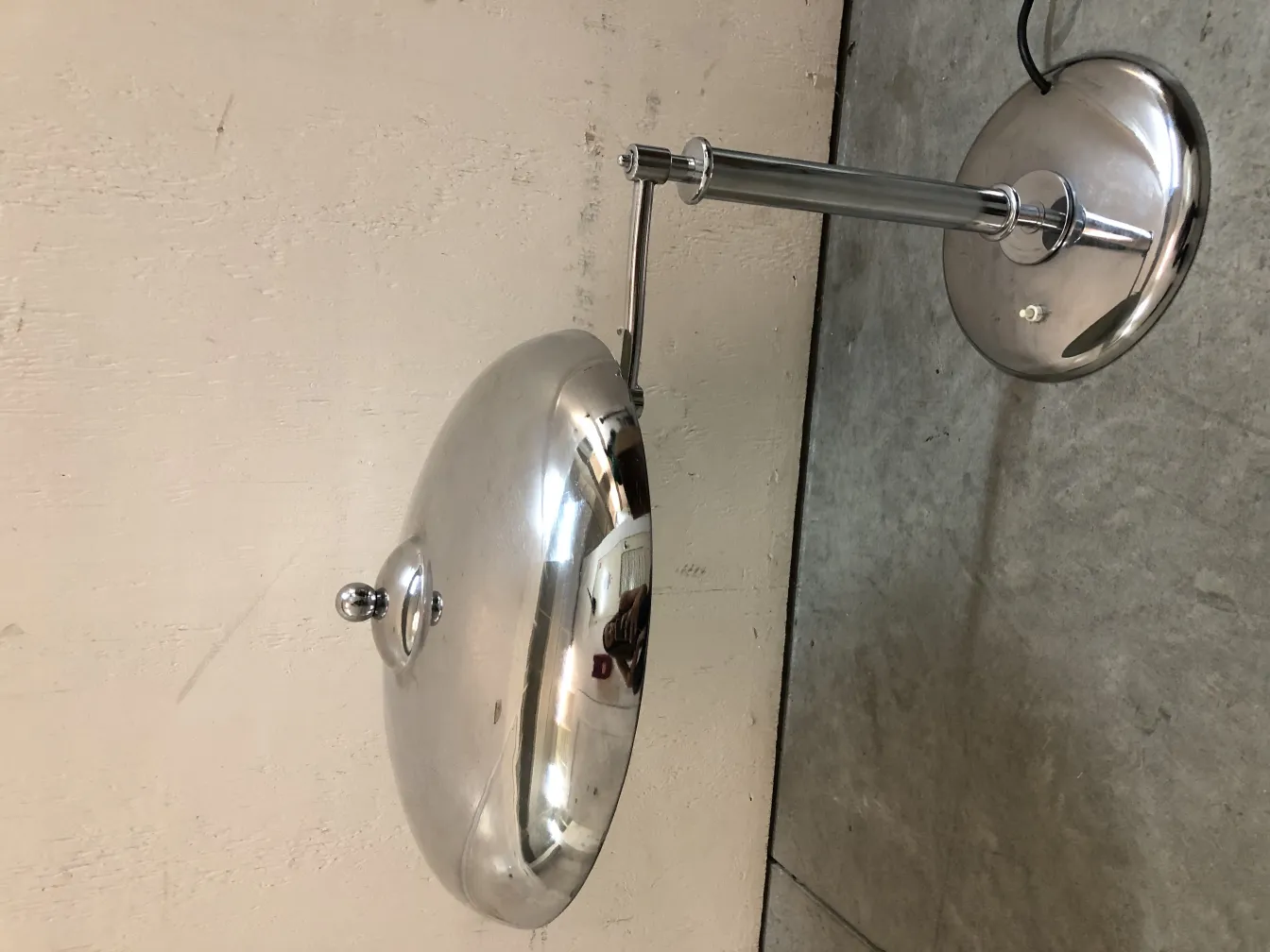 lampada da tavolo antica con forma rotonda e finiture lucide su uno sfondo neutro, eleganza e raffinatezza