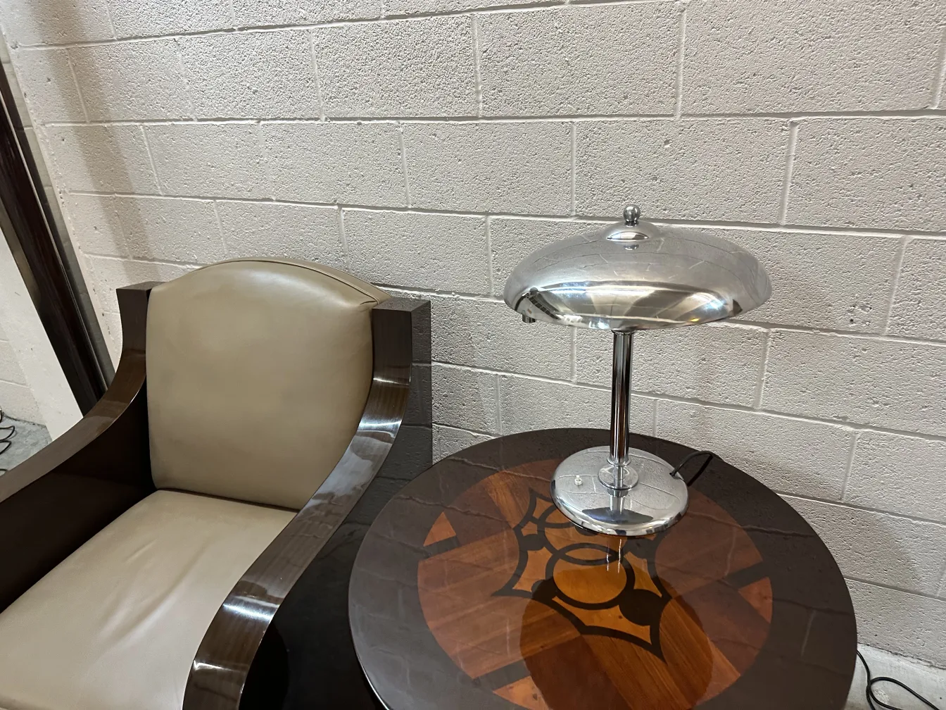 lampara de mesa antigua con base redonda y diseño elegante