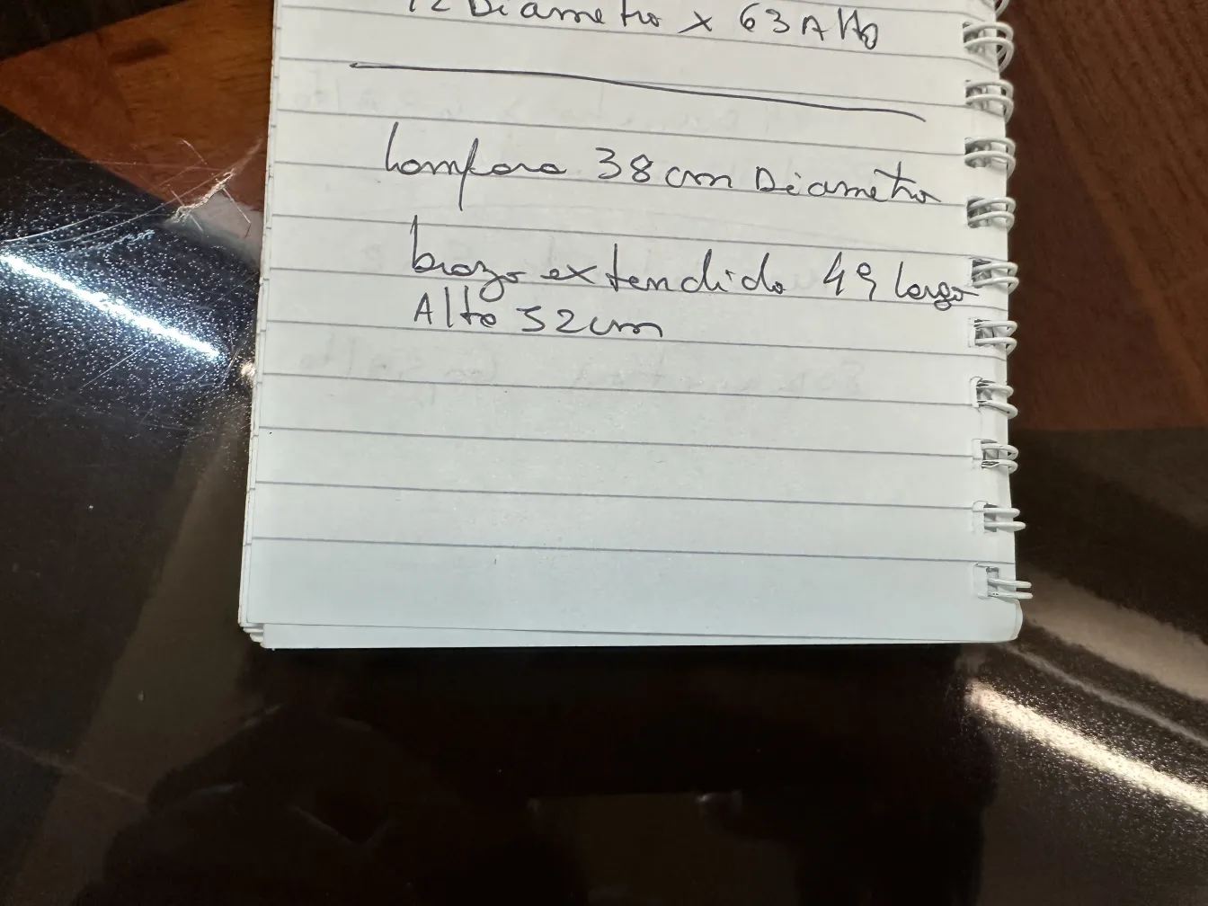 优雅的古典檯燈，有装饰细节，置于舒适的环境中