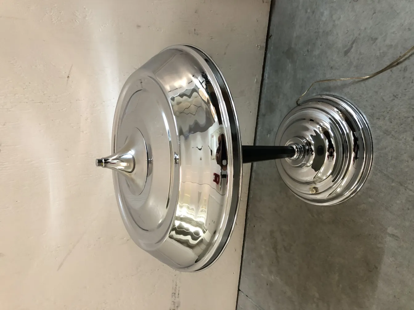 luminária de mesa antiga com design brilhante e elegante, emitindo luz suave.