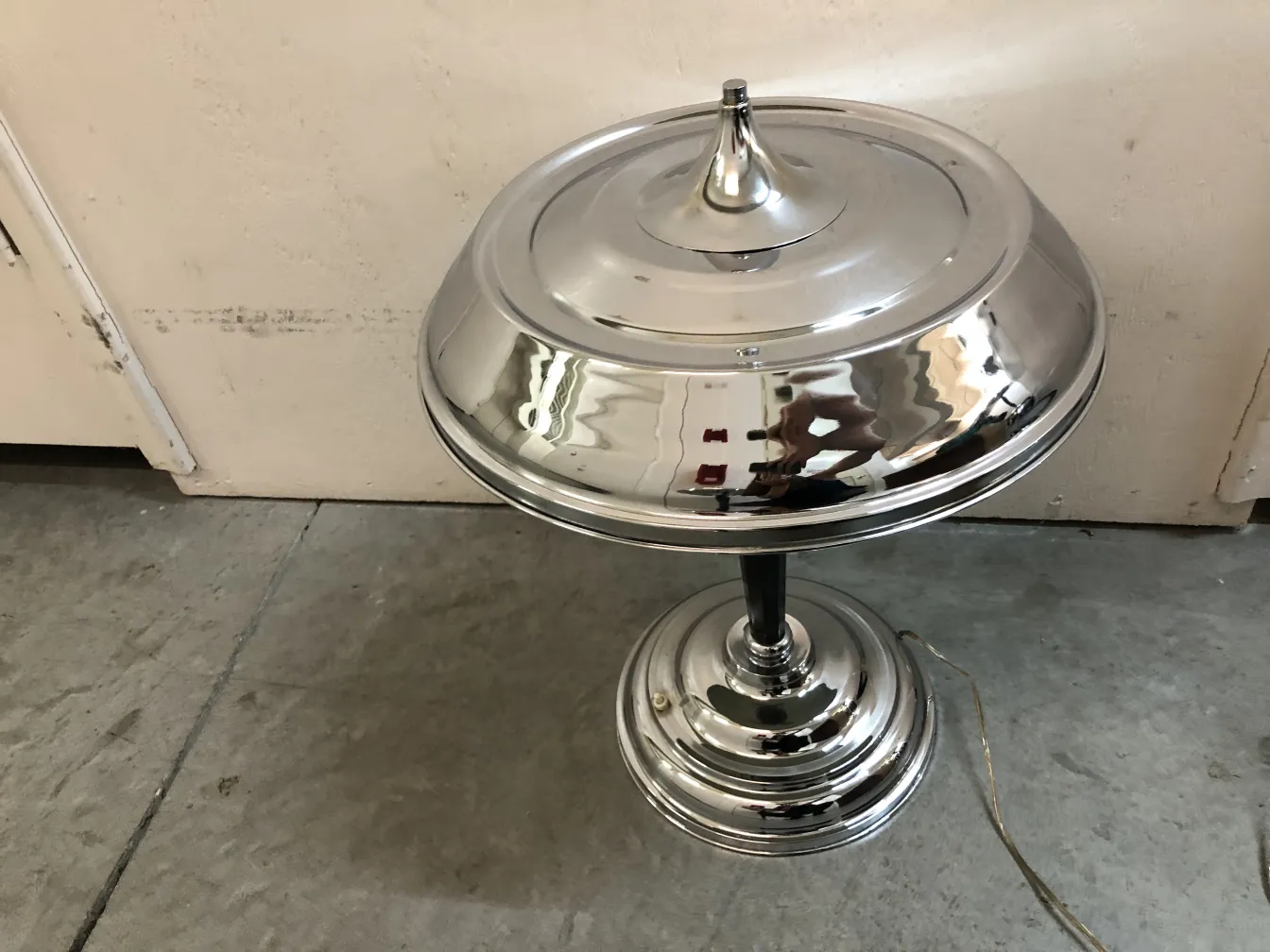 Luminária de mesa antiga com design brilhante em um ambiente acolhedor.