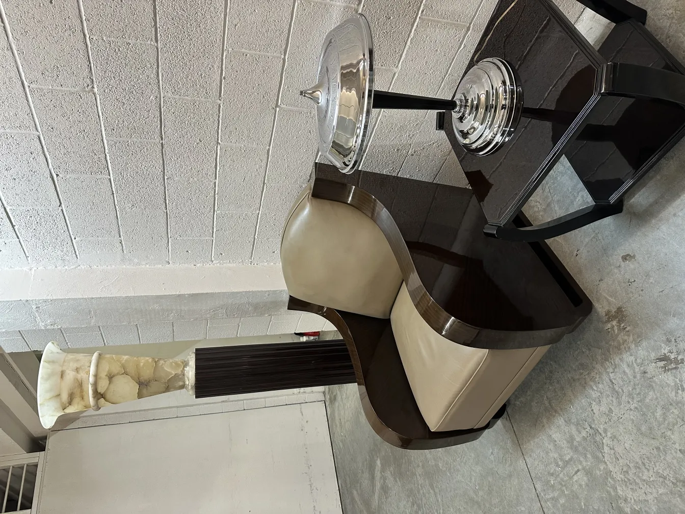 Antiga luminária de mesa com base reflexiva e detalhes decorativos