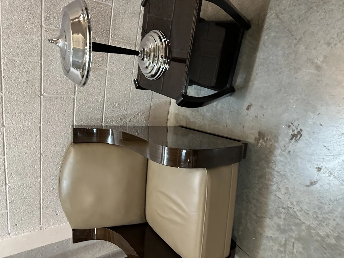 Lampe de bureau ancienne avec base brillante, dans un environnement élégant.