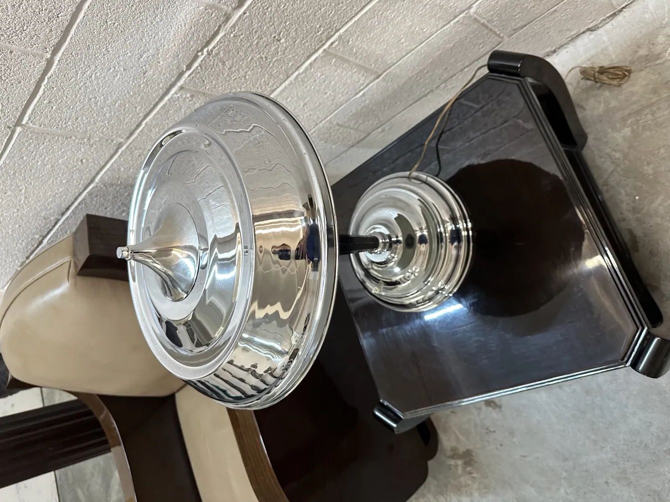 elegante-antike-tischlampe-mit-glänzendem-rundschirm