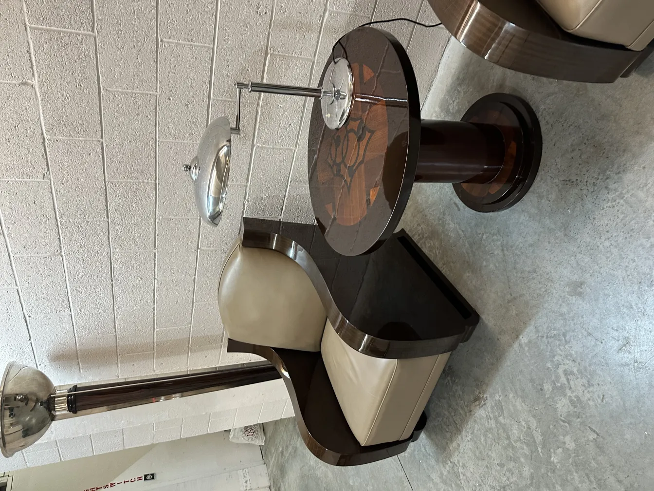 luminária de mesa antiga com estilo contemporâneo em ambiente moderno