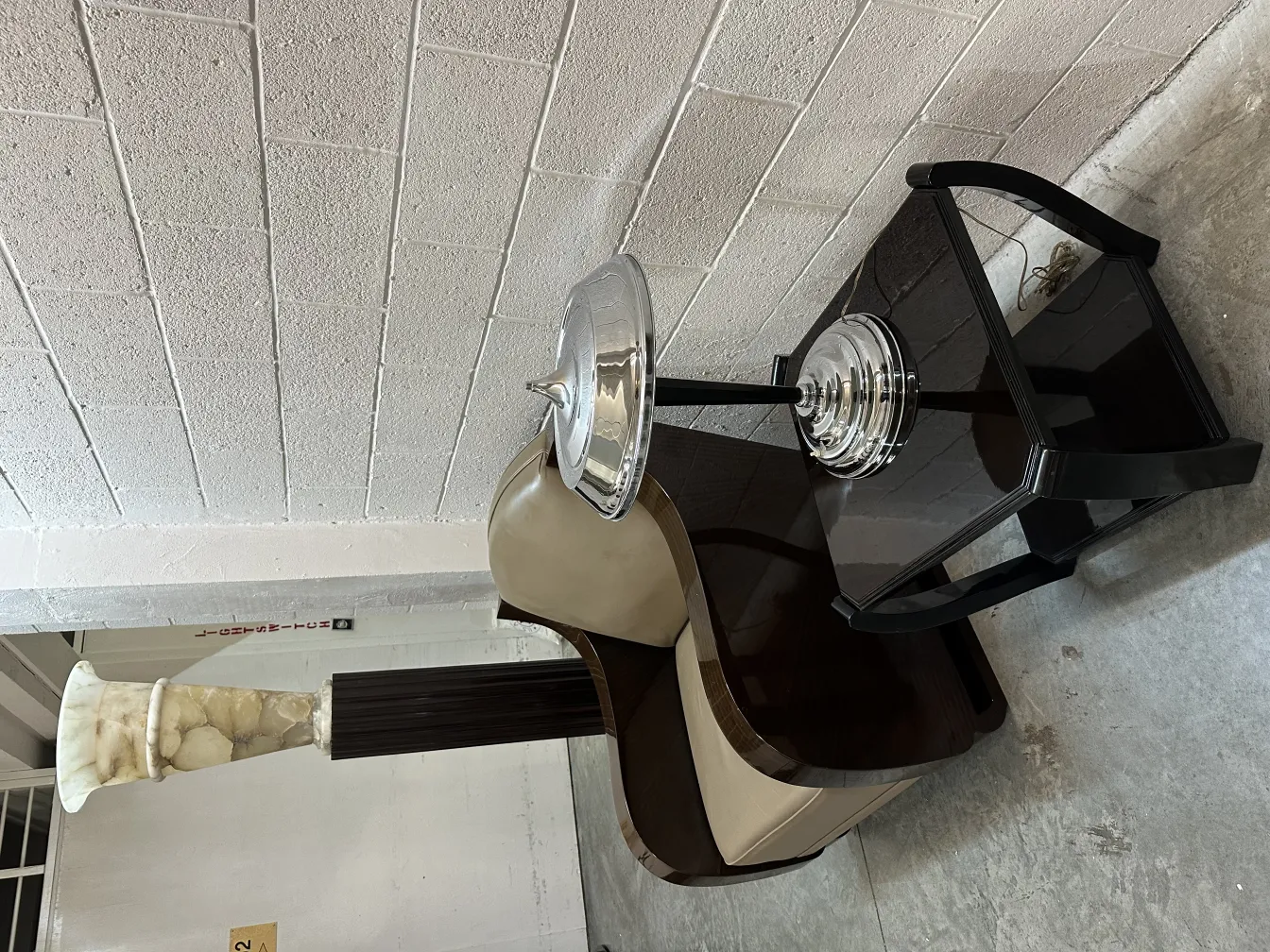 lampe de bureau ancienne avec base en albâtre et design élégant