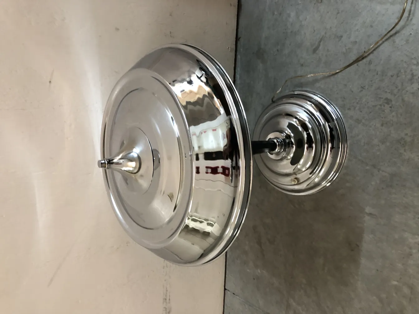 Luminária de mesa antiga brilhante com base elegante e formato redondo, ideal para decoração.