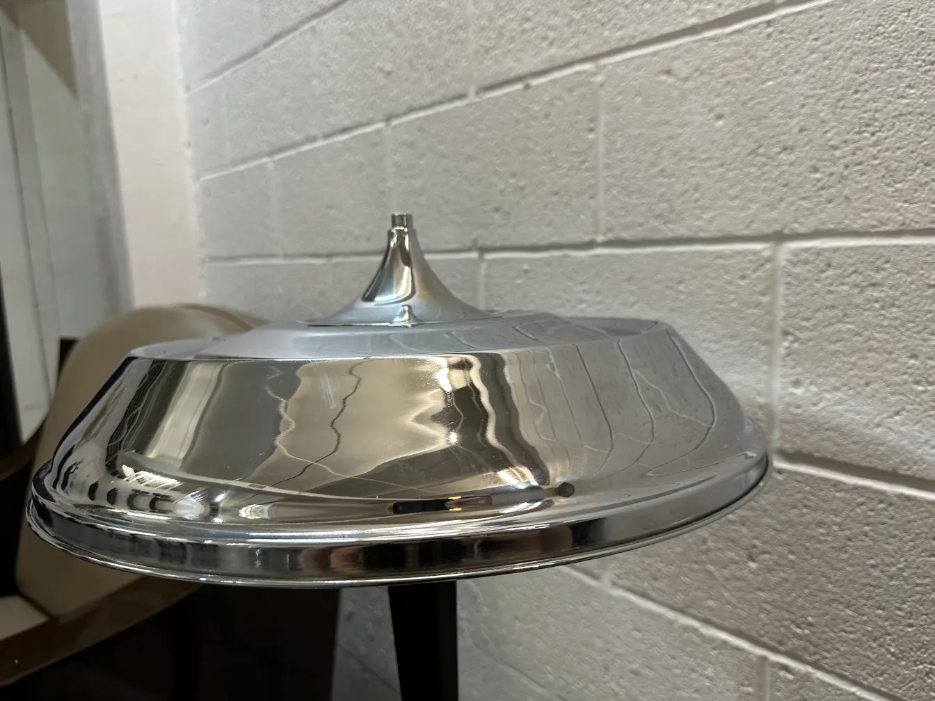 Alte Tischlampe mit glänzendem Oberflächenfinish.