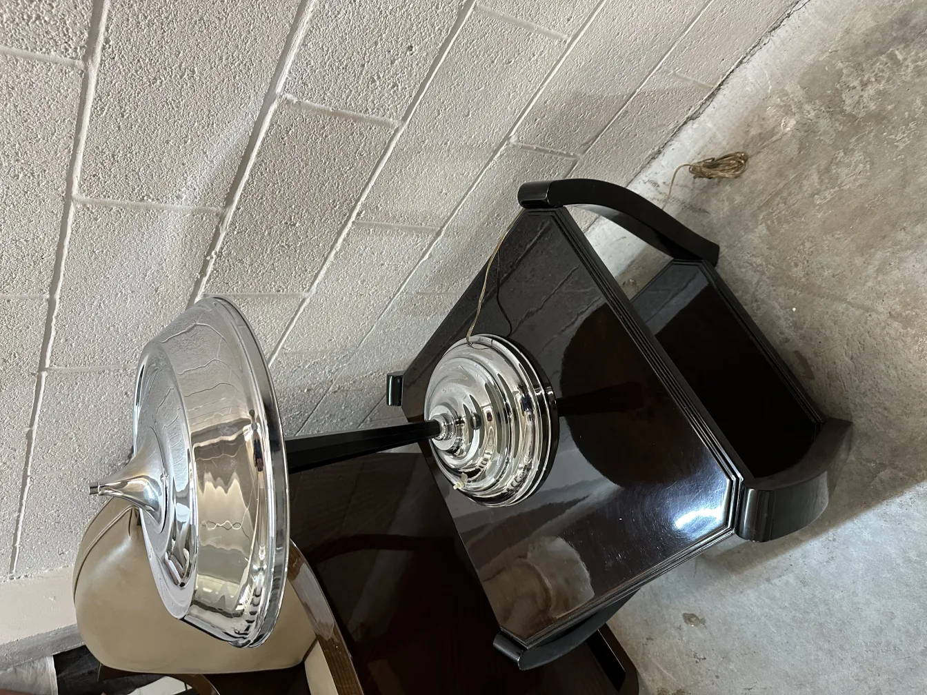 Lampe de bureau ancienne avec un design distinctif, placée sur une table sombre