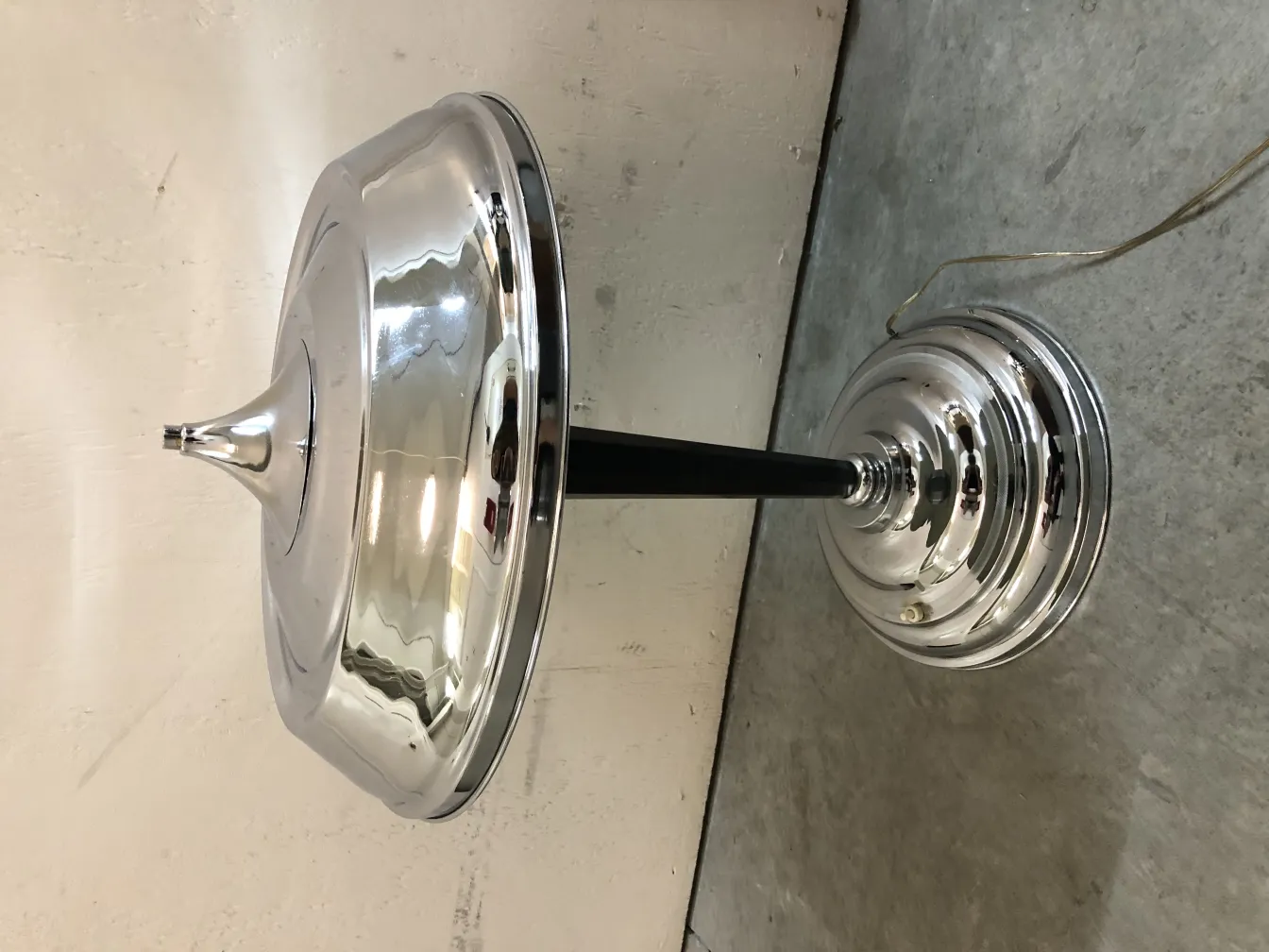 Lampe de bureau ancienne avec abat-jour brillant, environnement simple.