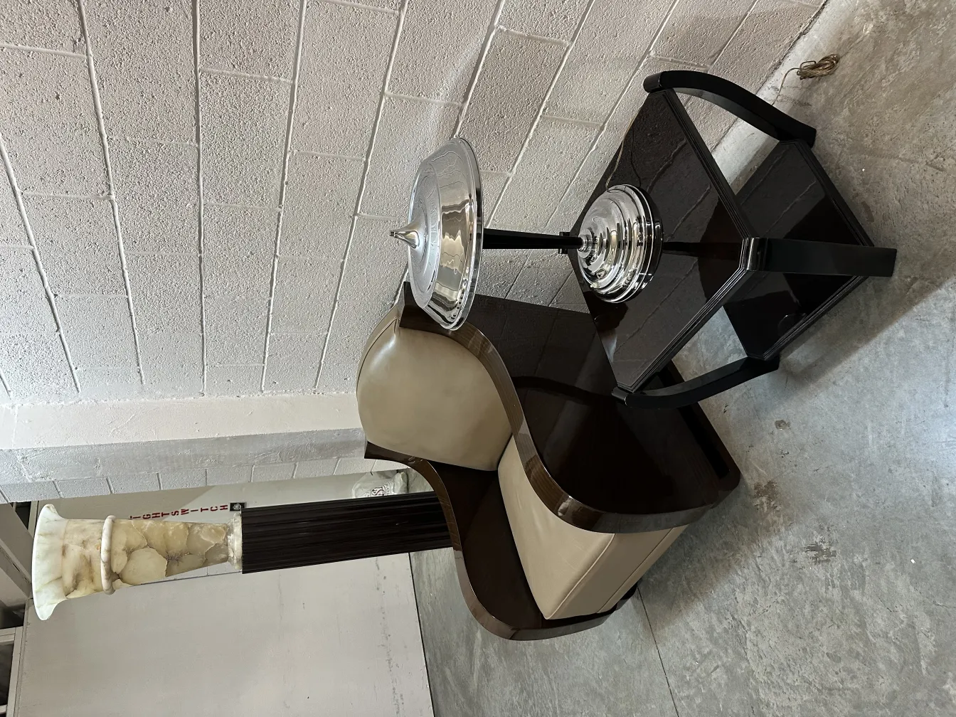 luminária de mesa antiga com design elegante, decorativa e funcional, em um ambiente acolhedor