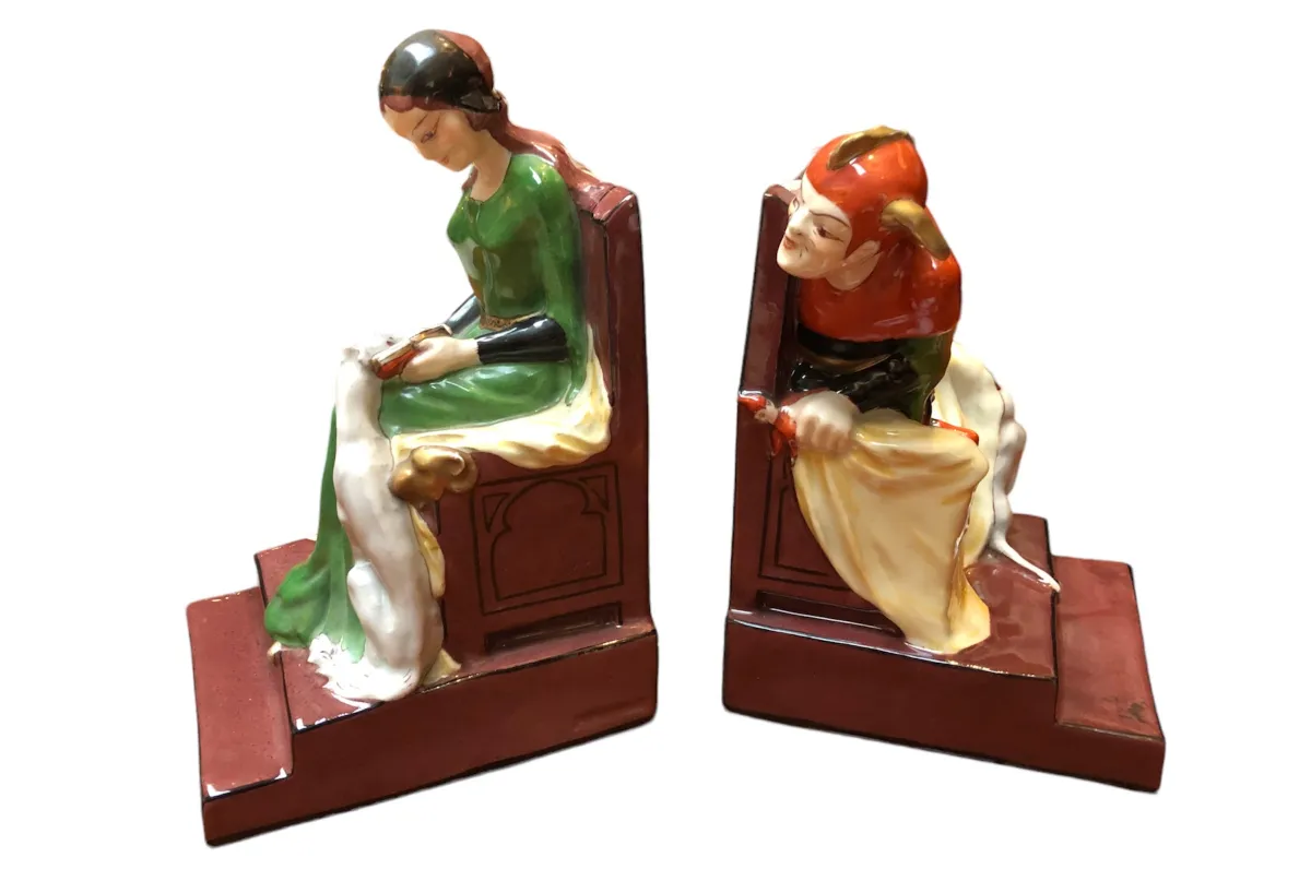 Fermalibri antichi in stile Art Nouveau con figure decorative.