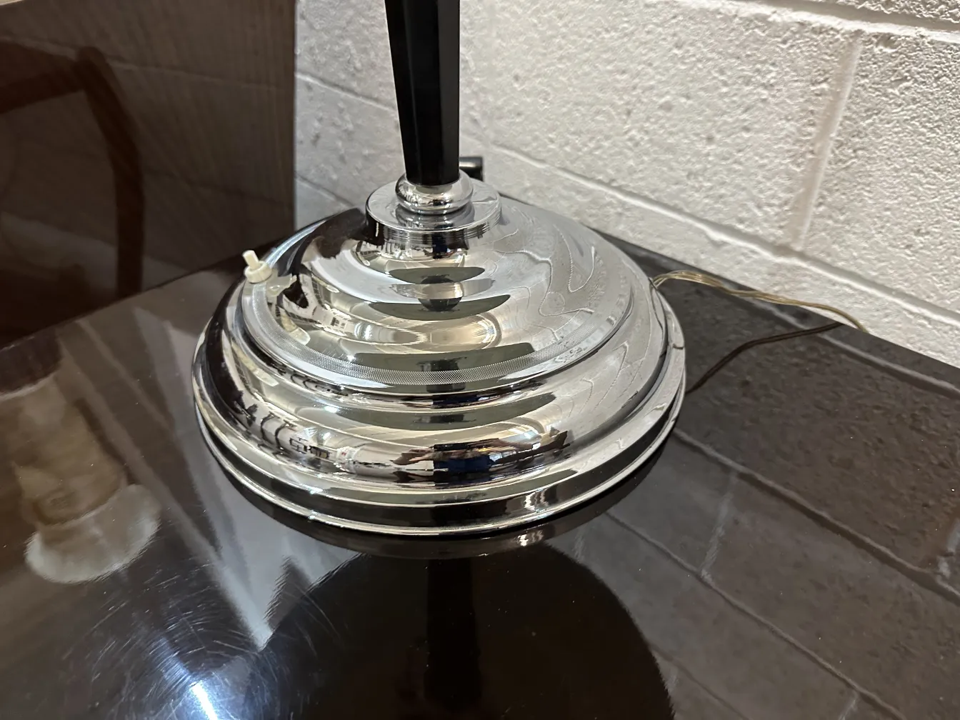 Ancienne lampe de bureau avec une base brillante, dans un cadre contemporain.