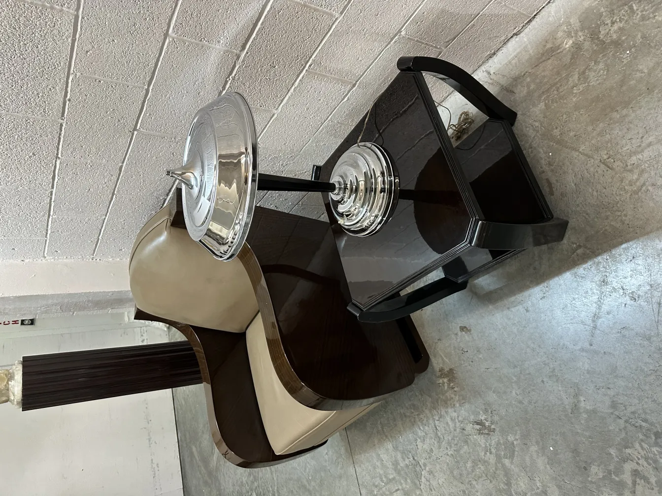 ancienne lampe de bureau avec abat-jour rond dans une pièce