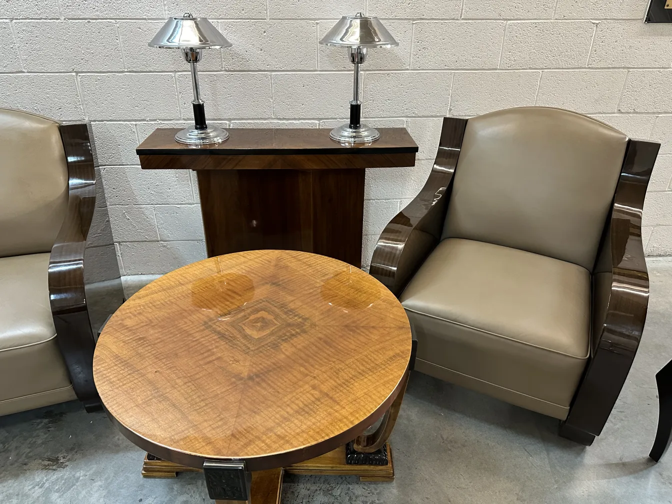 Antigua lámpara de mesa con base y sombra de metal, estilo clásico.